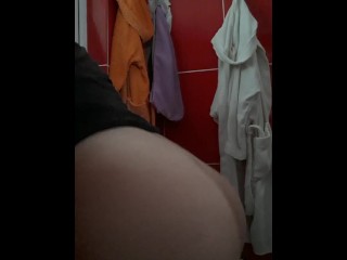 Muovo col mio culo mentre mi masturbo