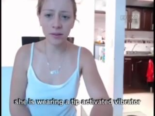 Usando vibrador mientras su mam&aacute; est&aacute; detr&aacute;s
