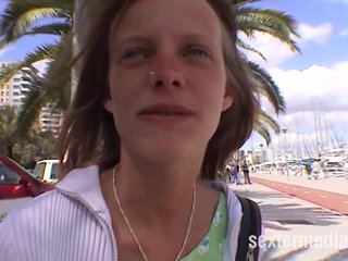 Duennes Sexy Teenie auf Mallorca pinkelt