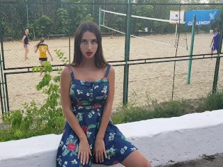 Голая девушка в пляжном волейболе