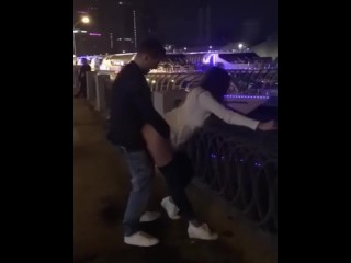 Je baise mon ex en public sur un pont