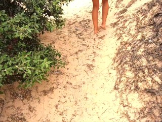 A la plage son mari me surprend à me mettre un plug dans le cul je veux qu’il me baise