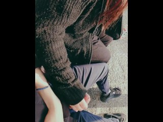 【素人×野外】バレないように駅のホームで手コキして貰って射精