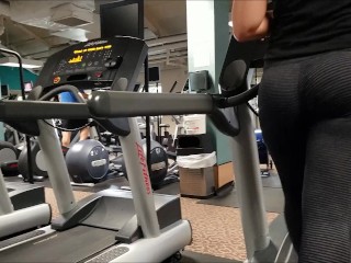 Candid jiggly bubble butt in yoga pants