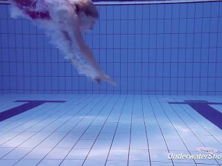 Proklova takes off bikini and swims under water