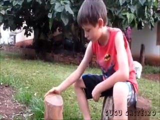 cara fudendo um sepo de madeira com prego