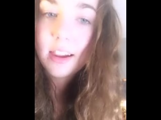 Baile sexy de adolescente caliente enseñando sus atributos. Video casero.