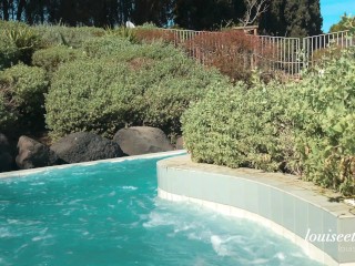 Ils s’amusent dans la piscine, vivement les vacances ! Louise et Martin