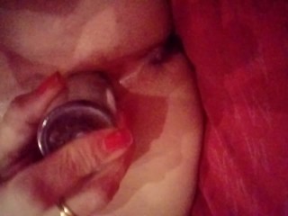 Se masturba con un envase de vidrio enorme y acaba a chorros