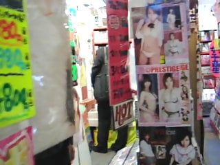 I exposed the tits in the AV shop