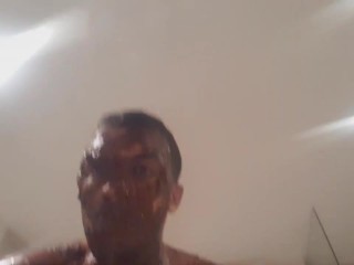 TK78 enveloppé de nutella fait des dabs puis prend une douche