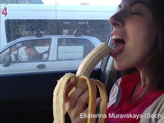 Ekaterina Muravskaya deepthroats a banana