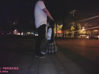 夜晚闹市熙熙攘攘路边の口爆！JK萝莉跪舔，深喉口爆颜射