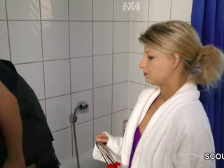 Notgeile Tochter fickt den Handwerker als alleine zu Hause