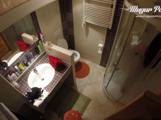 Queen BACKSTAGE in the bathroom amateur