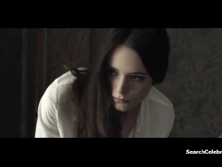 Stacy Martin – La Dame Dans L Auto Avec Des Lunettes Et Un Fusil