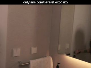 ME FOLLA EN UN BAÑO PÚBLICO PARA QUE LE DE TRABAJO – EXLOVERX ft, Neferet Exposito