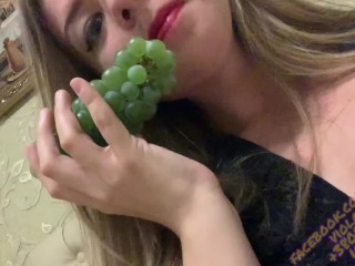 Селфи засунула в рот большой гроздь винограда