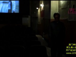 妊娠の恐怖から解放された 閉経熟女たちの暗闇の痴漢痴女映画館