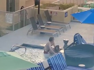 Pärchen wird beim Sex im Hotel Pool erwischt