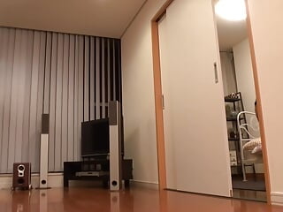 My stepsister who lived alone suddenly came back to my parents' house! She is always naked without noticing me.