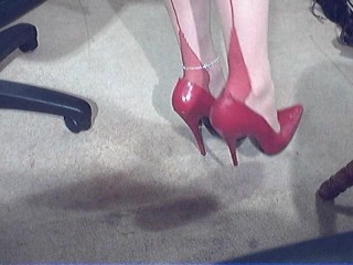 En bas couture et escarpins.