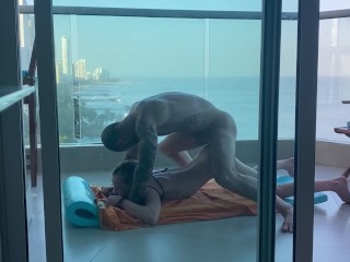 Sur un balcon à Carthagene, une jeune étudiante se fait remplir son jolie petit cul !