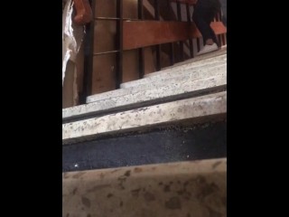 CAMARA ESCONDIDA,Me COJO Rápido a la VECINA PUTA en las escaleras!MEXICANA!