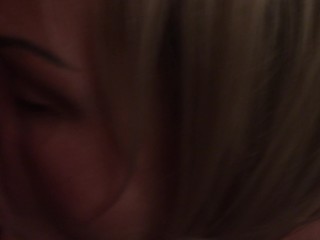Blonde Hure bläst gepiercte Schwanz gefühlsvoll aus !!